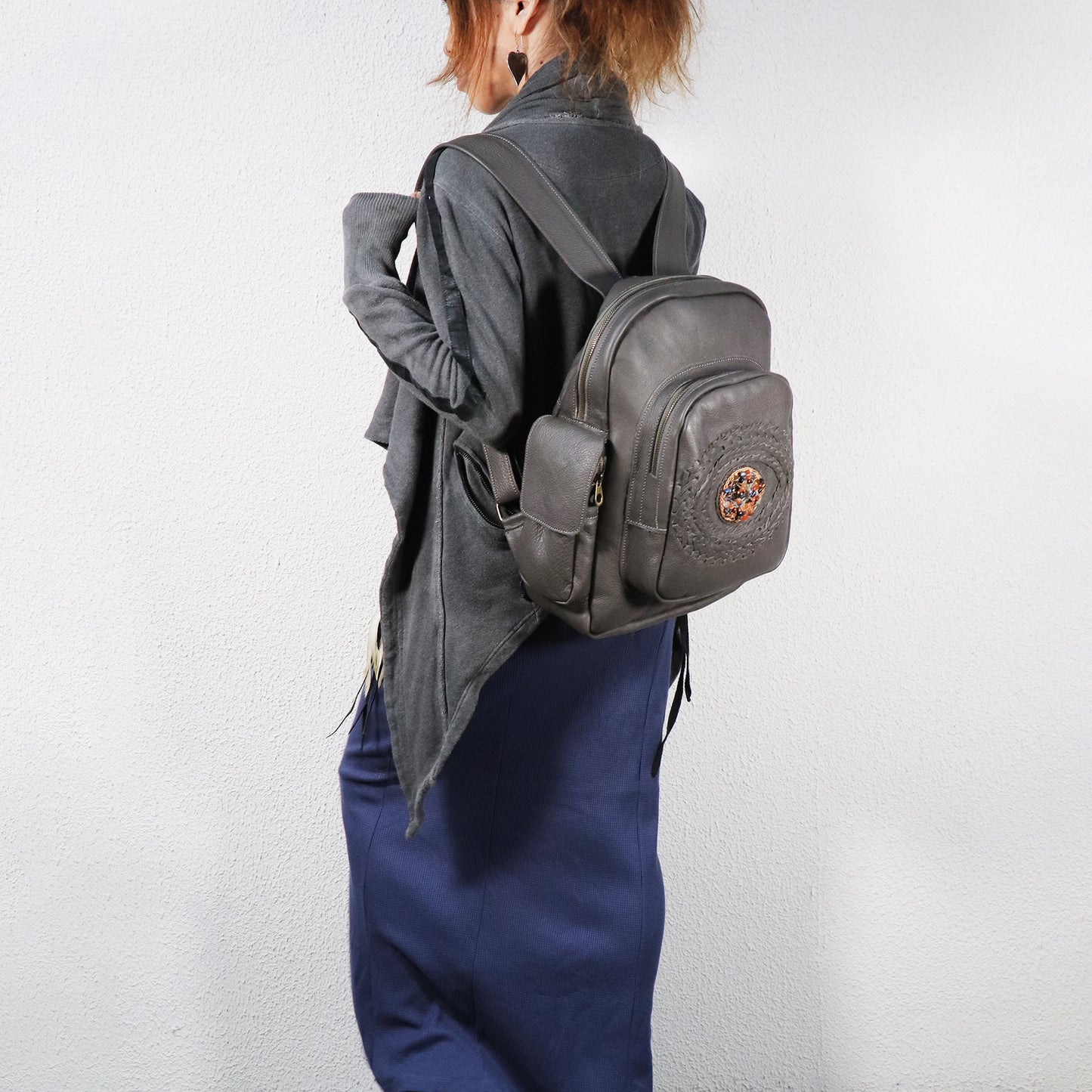 編み込み加工ビーズモチーフ付きレザーバックパック(ブラック) - 着画サイド