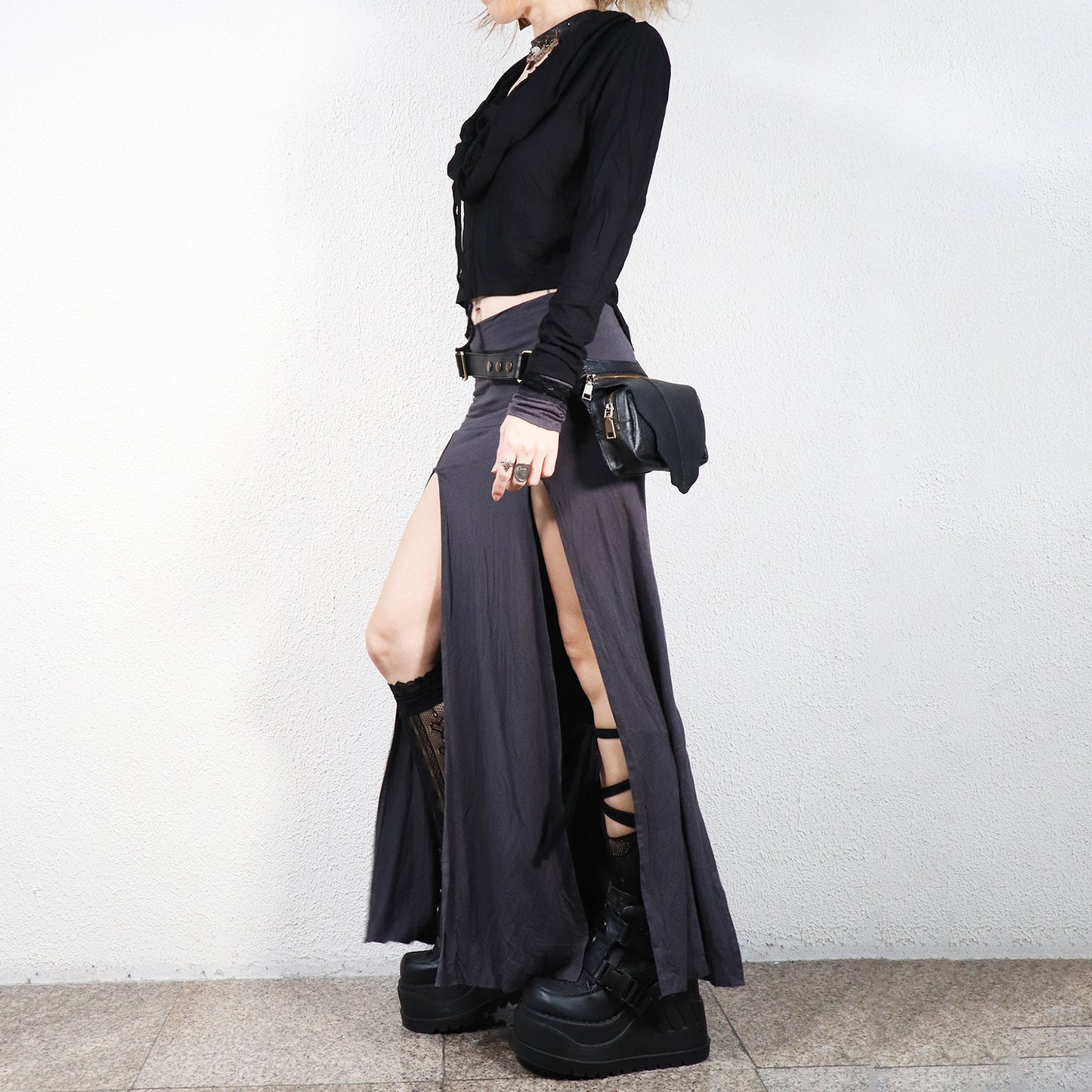大胆なスリットのストレッチロングスカート - ネイビー - モデル着画横